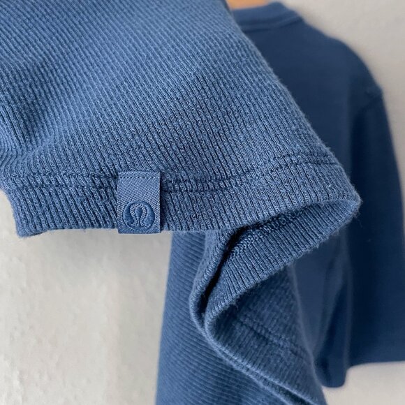 Lululemon Hold Tight Cropped T-Shirt Size *XS/S? Pitch Blue Curved Hem SS - Picture 7 of 10